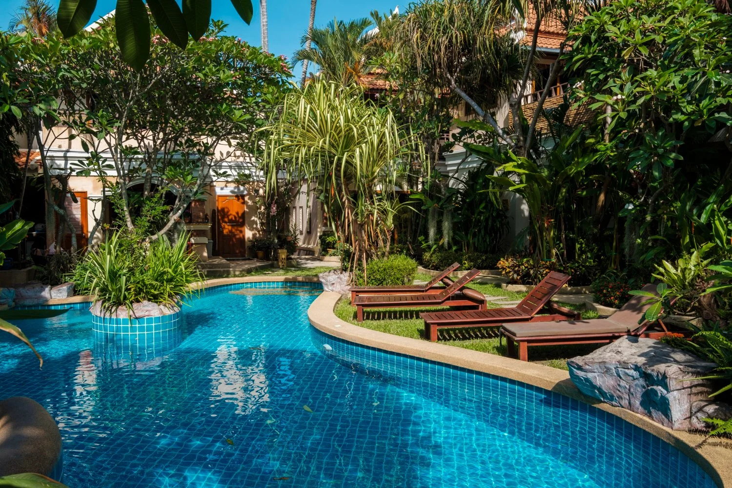 ROI-Driven Pool Landscaping in Los Angeles: Permits, Drainage, Drought Plants