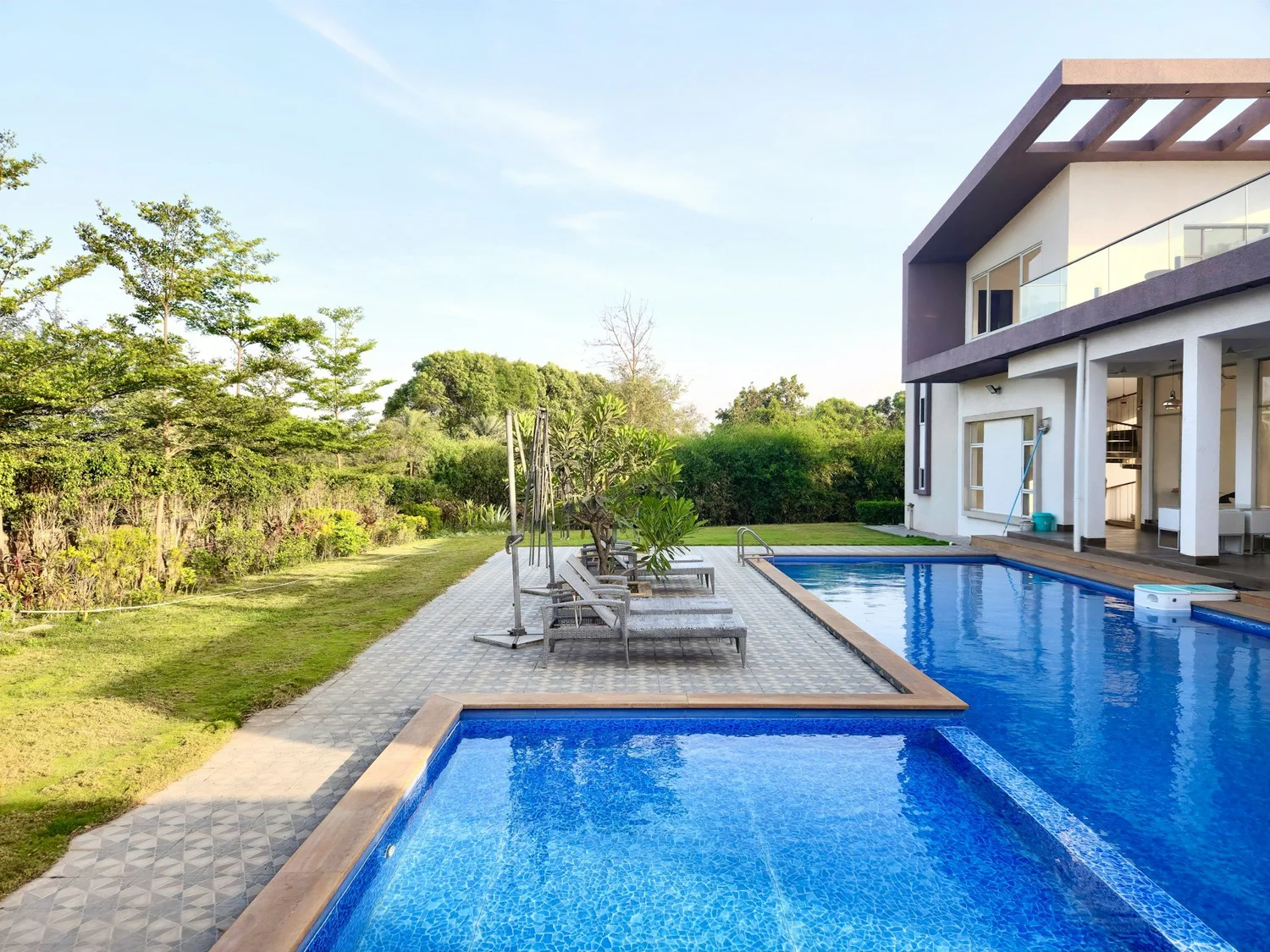 Fun Custom Pools Ideas for Watching Winter Sports Outdoors