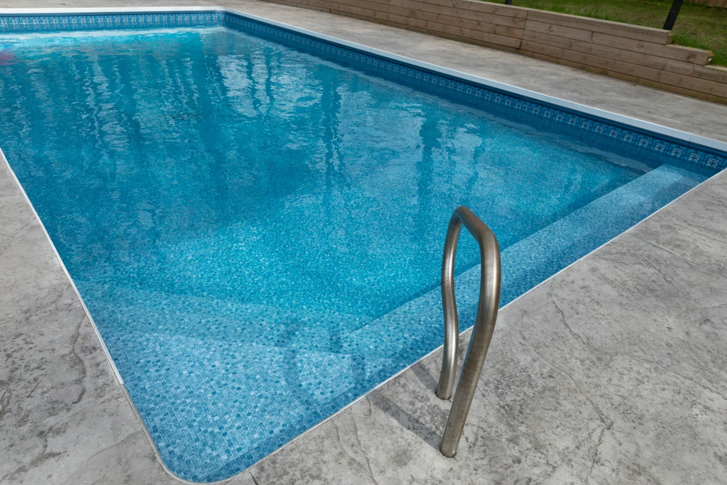Cool, Slip-Resistant Concrete Pool Deck Finishes in Los Angeles