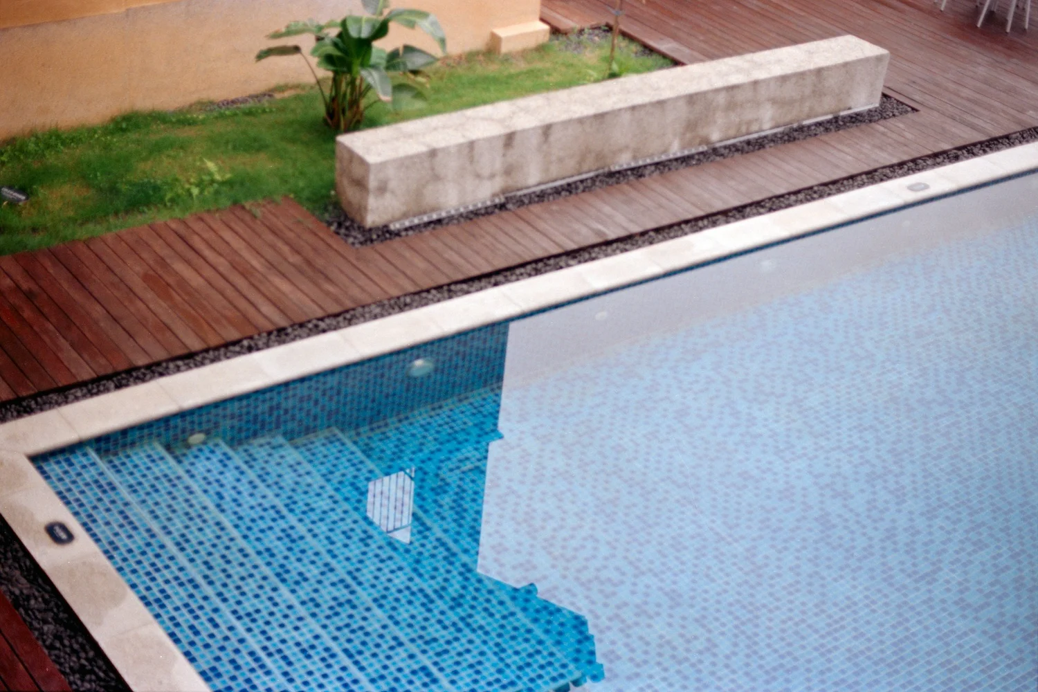 Cool-Deck Strategies for LA Pool Decks: Light Colors and Slip Resistance