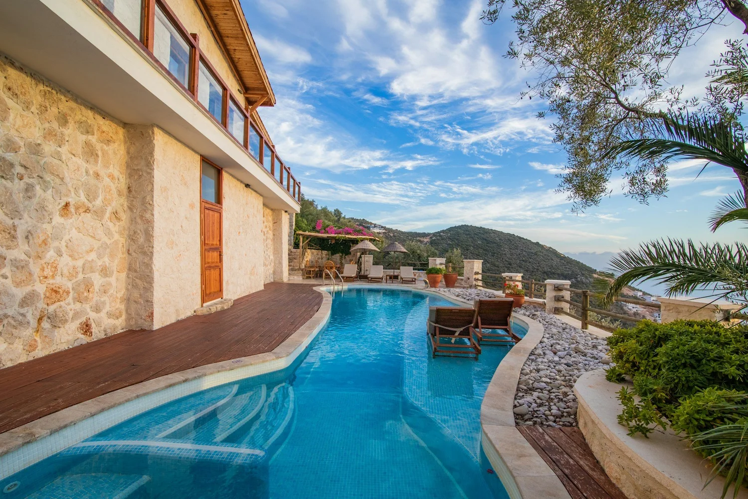 Fall-Ready Outdoor Living Spaces Los Angeles Owners Can Enjoy Longer