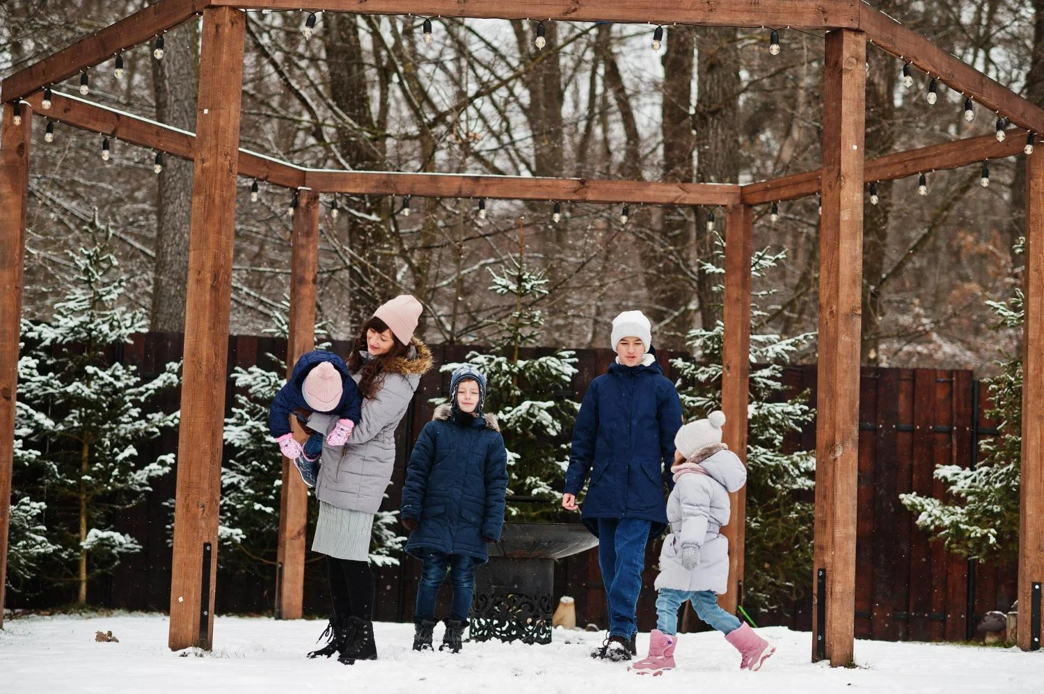 Winter Guide to Outdoor Custom Features for Family Bonding