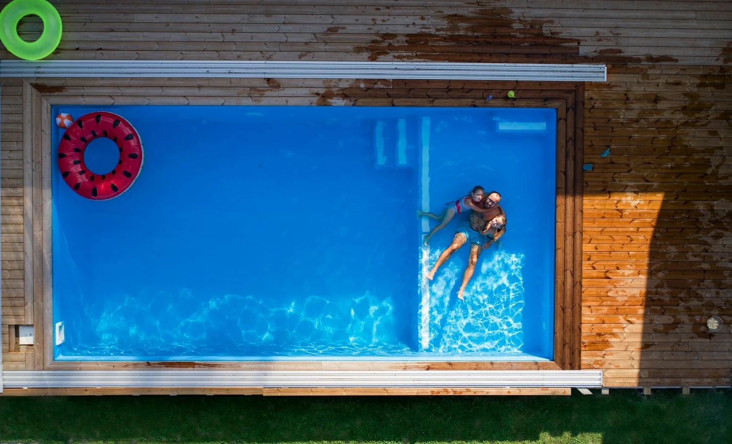 Evaluating Pool Builders in Valencia for Sloped Backyards