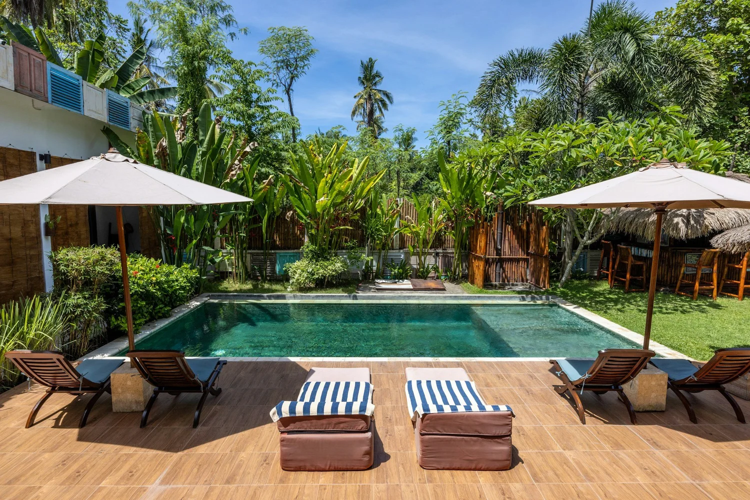 Choosing Custom Pools That Fit Small Backyards