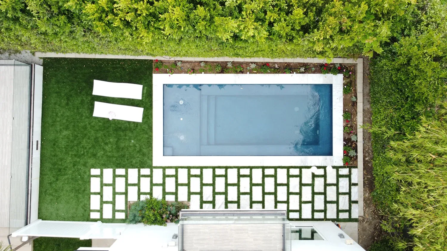 Geometric Pool & Deck Jets
